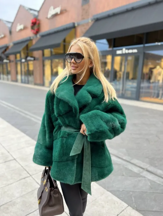 Короткая шуба из меха норки Velvet в изумрудном цвете - фото 2