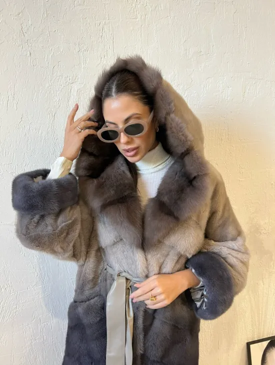 Удлиненная норковая шуба с капюшоном из меха куницы - эффект деграде - фото 5