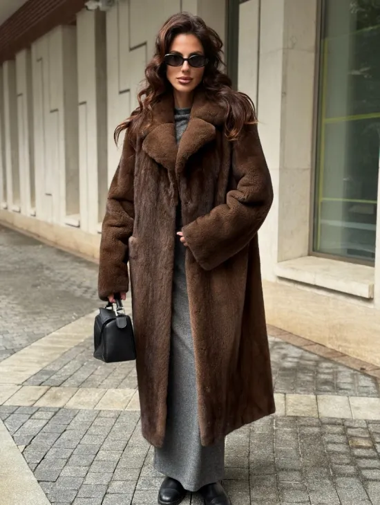 Шуба из меха норки в натуральном цвете под соболь - фото 0