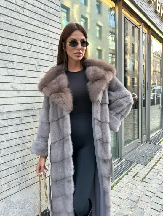 Длинная шуба из норки воротник-капюшон куница светло-серого цвета - фото 2