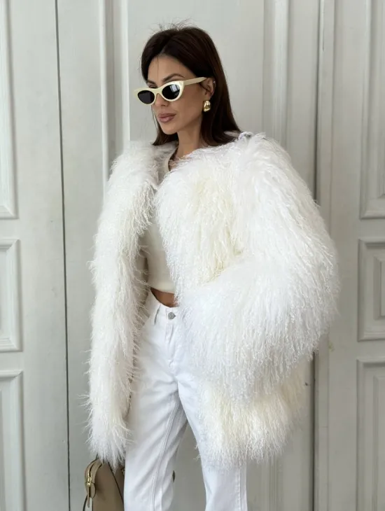 Белая шуба из меха ламы - фото 1