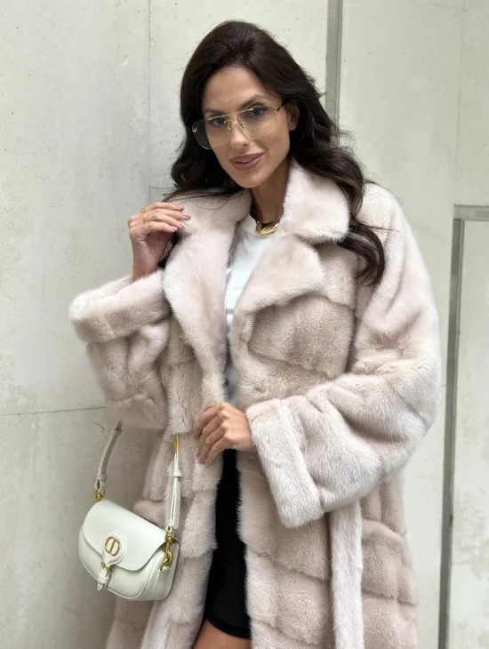 Бежевая норковая шуба в цвете пудра - фото 1