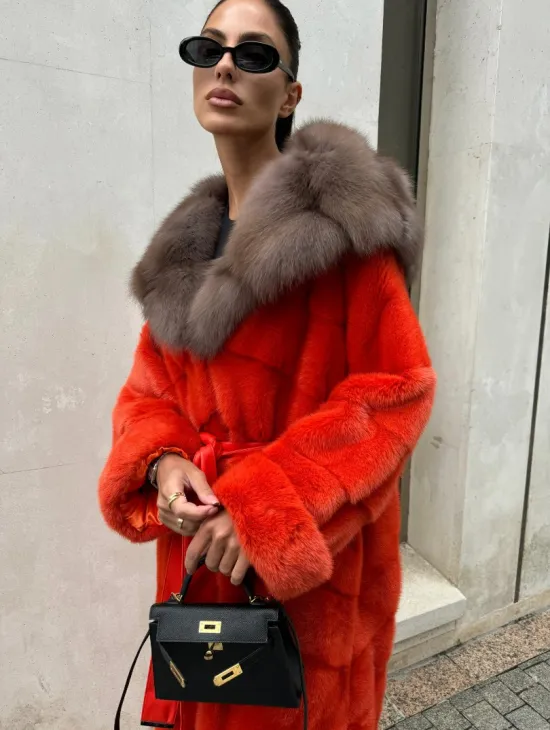 Шуба норковая с капюшоном из меха куницы в красном цвете - фото 3