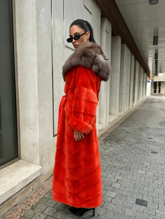 Шуба норковая с капюшоном из меха куницы в красном цвете - фото 11