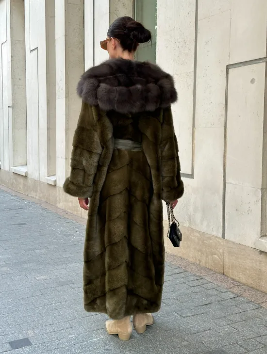 Норковая шуба зеленого цвета с капюшоном из меха куницы - фото 7